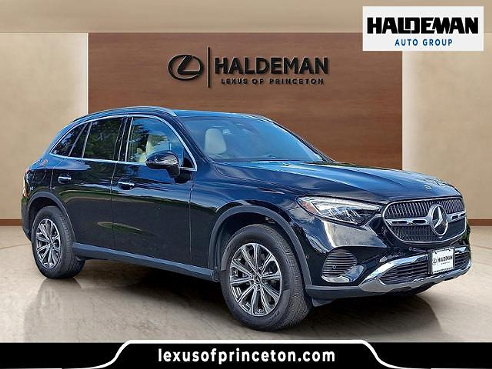 Used 2023 Mercedes-Benz GLC 300 4MATIC image 1