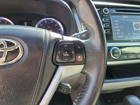Used 2014 Toyota Highlander XLE FWD image 22