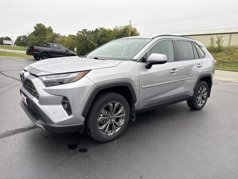 Used 2022 Toyota RAV4 Limited image 3