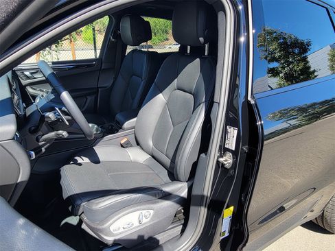 Certified 2025 Porsche Macan image 5