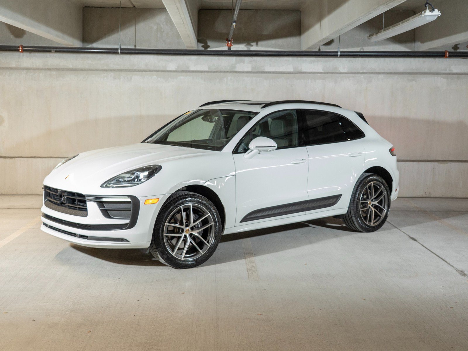 Certified 2026 Porsche Macan AWD/4WD image 1