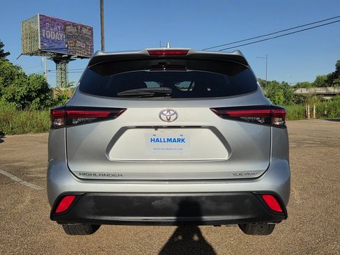 Used 2024 Toyota Highlander XLE AWD/4WD image 5