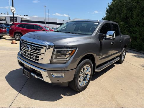 Used 2021 Nissan Titan SL w/ Moonroof Package AWD/4WD image 2