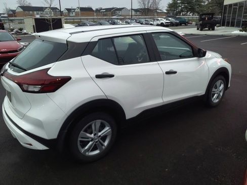 Used 2022 Nissan Kicks S image 2