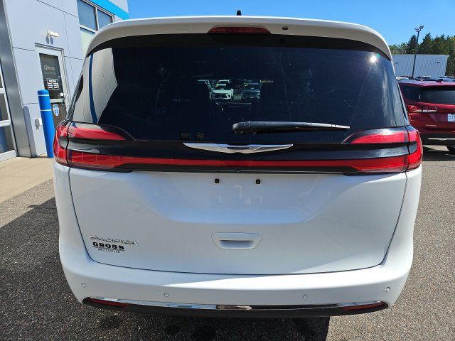 Used 2025 Chrysler Pacifica Select FWD image 6