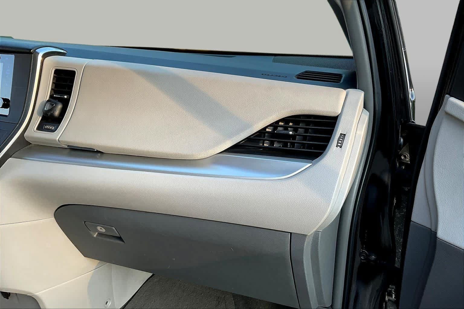 Used 2015 Toyota Sienna LE FWD image 18