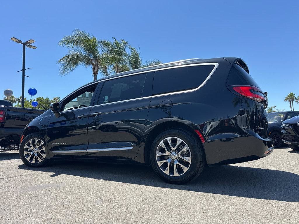 Used 2023 Chrysler Pacifica Pinnacle FWD image 3