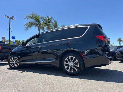 Used 2023 Chrysler Pacifica Pinnacle FWD image 3