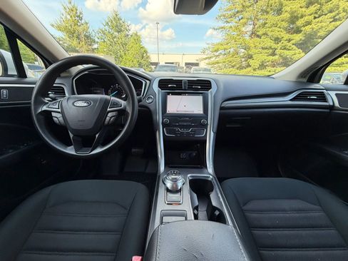 Used 2019 Ford Fusion SE FWD image 2
