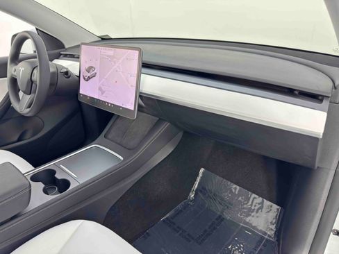 Used 2021 Tesla Model Y Long Range image 15