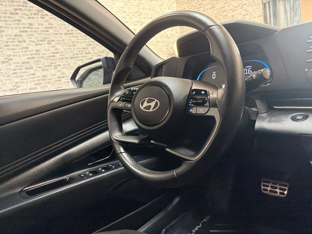 Certified 2025 Hyundai Elantra Sport FWD image 17