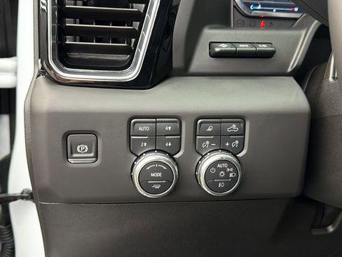 Used 2025 GMC Sierra 3500 Denali w/ Denali Reserve Package AWD/4WD image 24