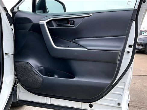 Used 2022 Toyota RAV4 LE image 22