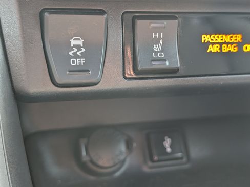 Used 2020 Toyota RAV4 XSE w/ XSE Grade Weather Package AWD/4WD image 25