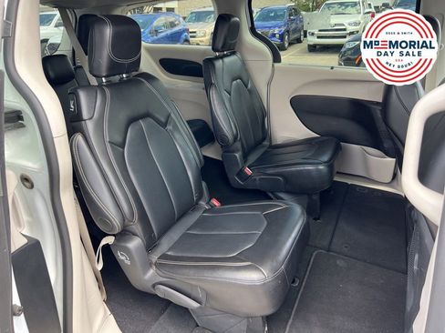 Used 2024 Chrysler Pacifica Touring-L FWD image 22