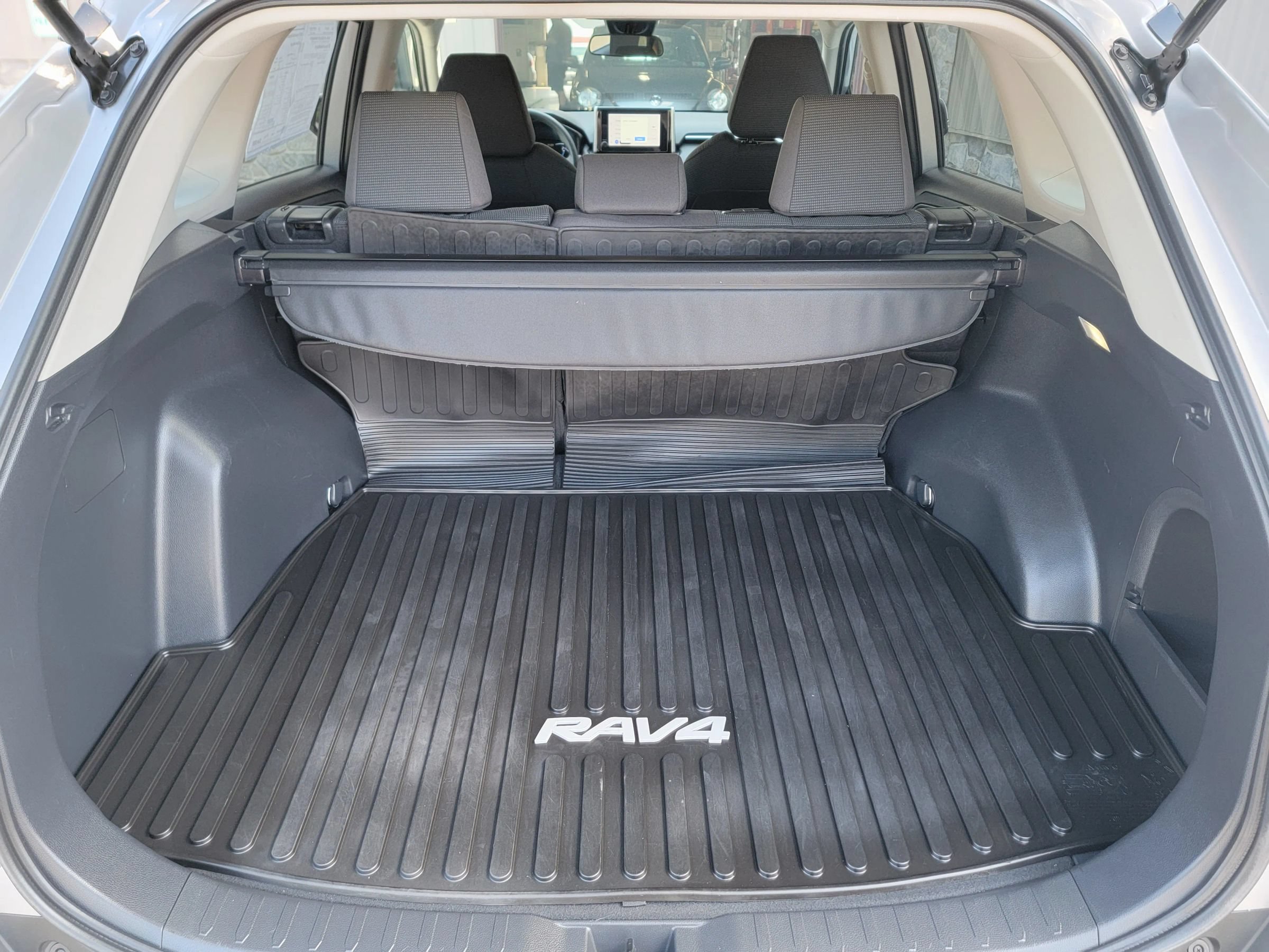 Used 2023 Toyota RAV4 LE AWD/4WD image 14