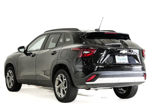 Used 2025 Chevrolet Trax LT FWD image 8