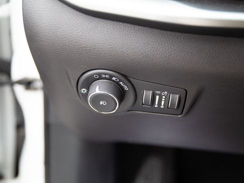 Used 2024 Jeep Compass Latitude image 18