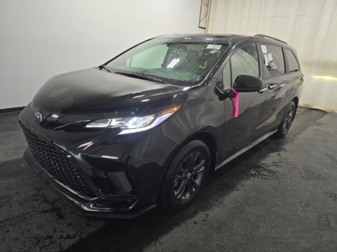 Used 2025 Toyota Sienna XSE image 5