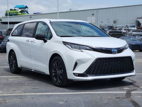 Used 2025 Toyota Sienna XSE FWD image 2