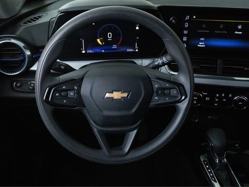 Used 2024 Chevrolet Trax LT FWD image 11