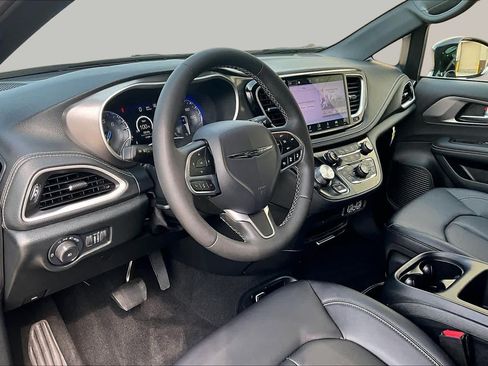 Used 2025 Chrysler Pacifica Select FWD image 17