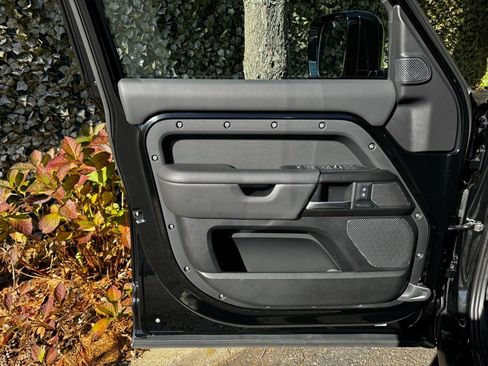 Used 2024 Land Rover Defender 110 V8 image 8