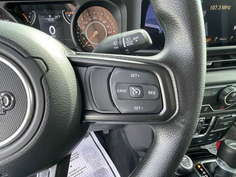 Used 2025 Jeep Gladiator Sport image 15