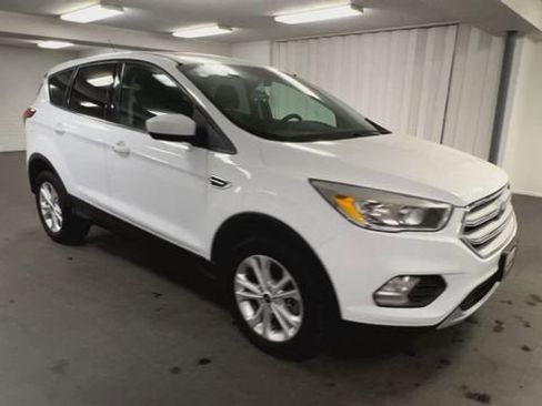 Used 2019 Ford Escape SE image 2