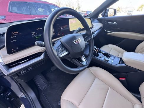 Used 2025 Cadillac XT4 Premium Luxury image 12