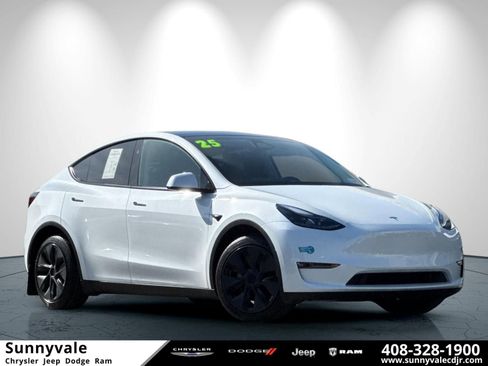Used 2025 Tesla Model Y Long Range AWD/4WD image 1