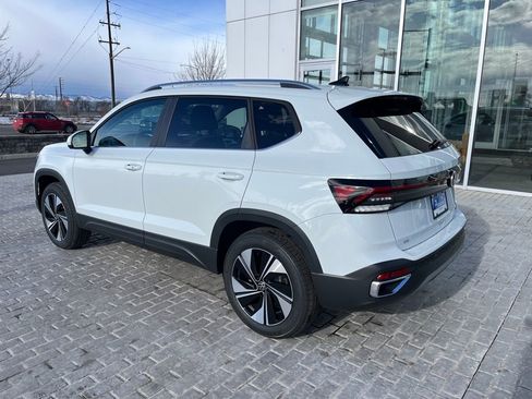 New 2026 Volkswagen Taos SE image 3
