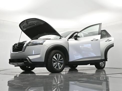 Certified 2025 Nissan Pathfinder SL FWD image 50