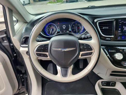 Used 2020 Chrysler Pacifica Limited image 24
