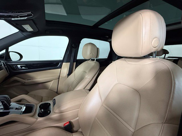 Used 2023 Porsche Cayenne AWD/4WD image 16