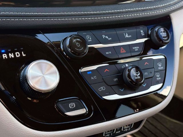 Used 2023 Chrysler Pacifica Touring-L AWD/4WD image 30