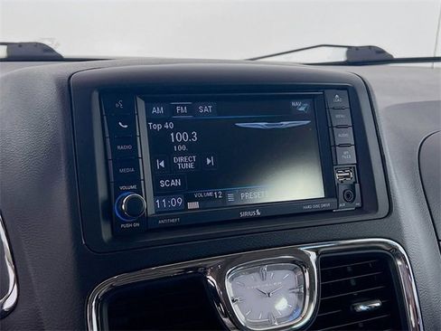 Used 2016 Chrysler Town & Country Touring-L image 13