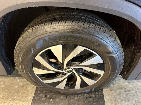 Used 2025 Volkswagen Tiguan S image 9