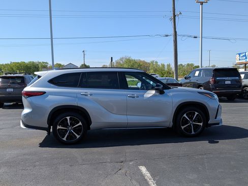 Used 2021 Toyota Highlander XSE AWD/4WD image 9
