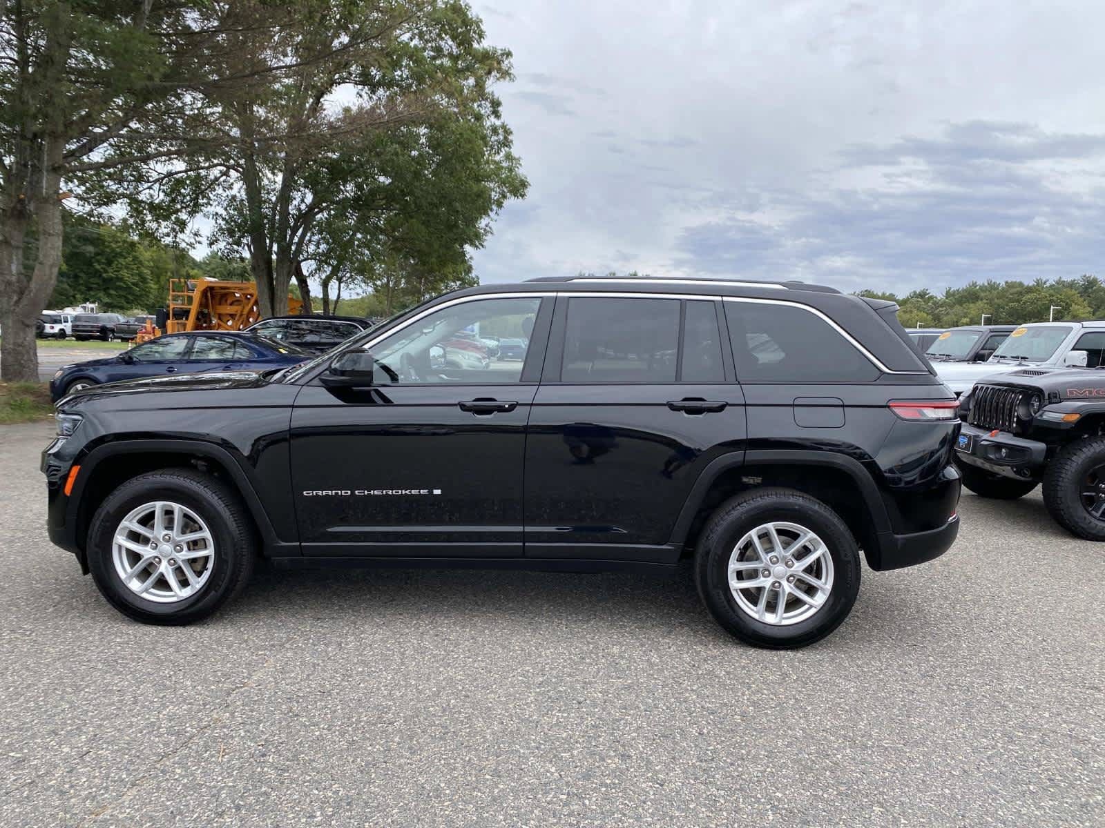 Certified 2023 Jeep Grand Cherokee Laredo X AWD/4WD image 7