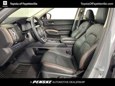 Used 2025 Nissan Pathfinder Platinum image 25