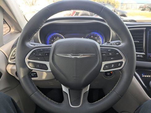 Used 2022 Chrysler Pacifica Touring-L image 27