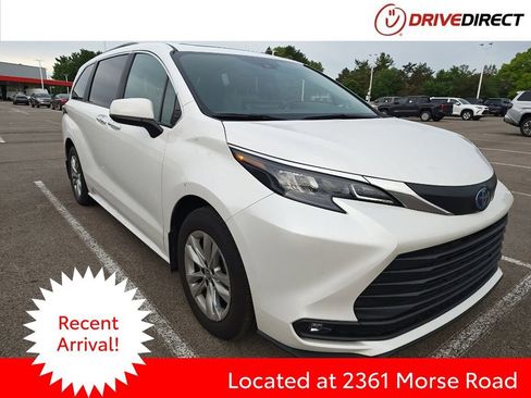 Used 2025 Toyota Sienna XLE w/ XLE Plus Package AWD/4WD image 1