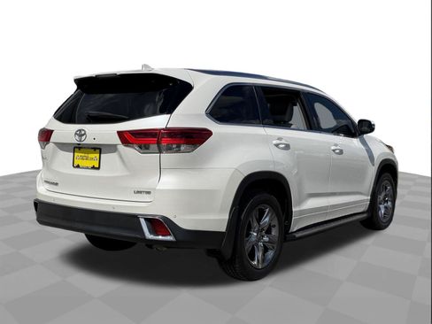 Used 2018 Toyota Highlander Limited Platinum FWD image 5