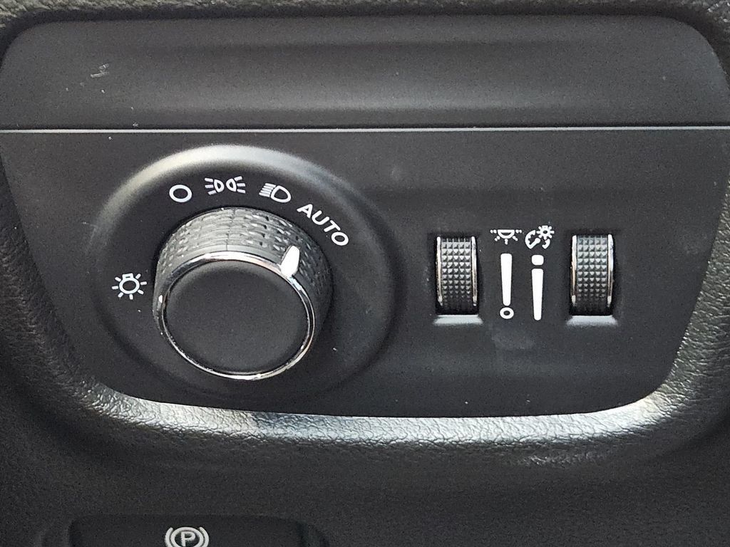 Used 2025 Jeep Grand Cherokee Altitude AWD/4WD image 16
