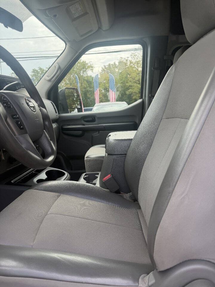 Used 2017 Nissan NV 2500 SV w/ Technology Package RWD image 3