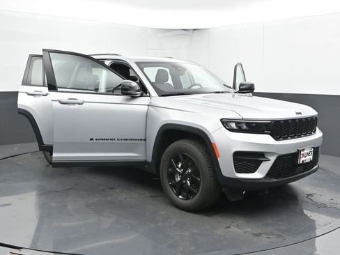 Used 2024 Jeep Grand Cherokee Altitude image 53