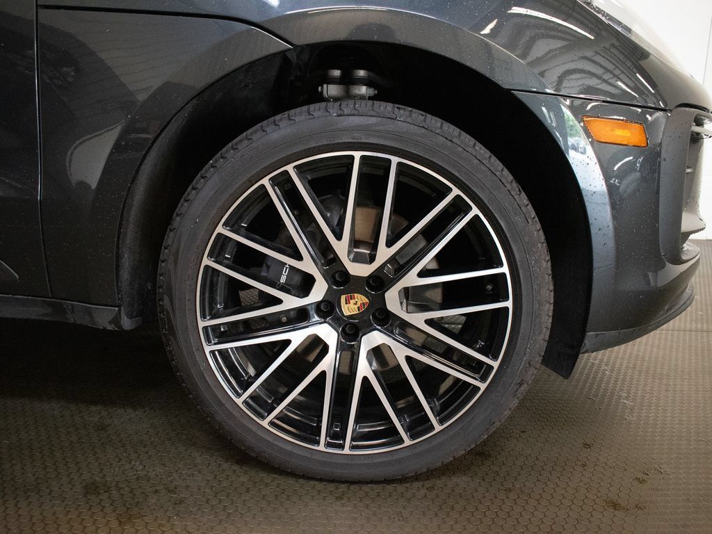 Certified 2026 Porsche Macan AWD/4WD image 17