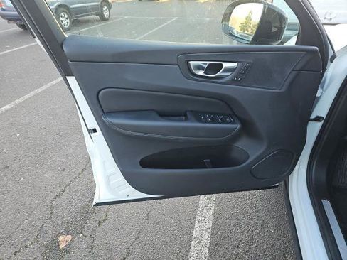 Used 2025 Volvo XC60 B5 Core image 8