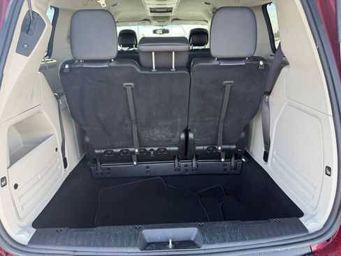 Used 2015 Chrysler Town & Country Touring FWD image 27